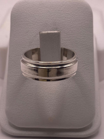Anillo Liso de Plata 925 con Detalle Central — detalle de piedra