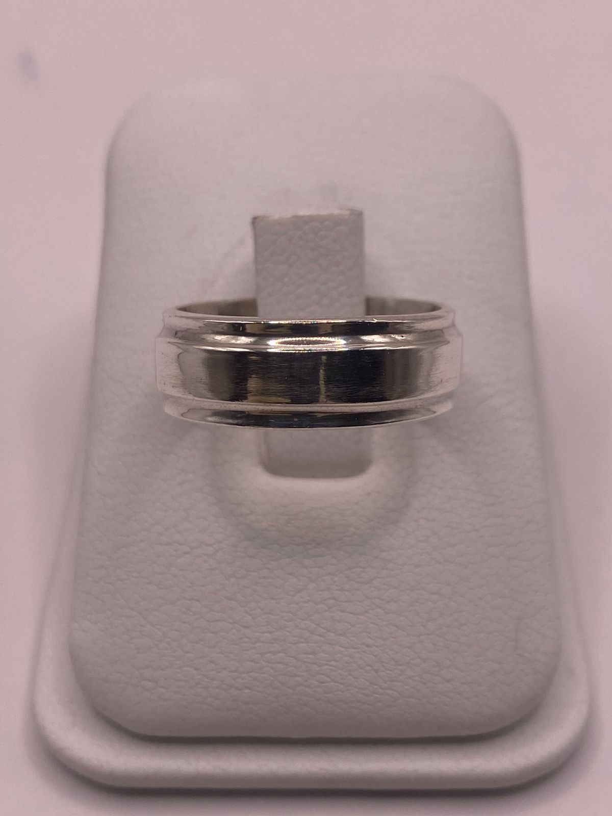 Anillo Liso de Plata 925 con Detalle Central, vista frontal