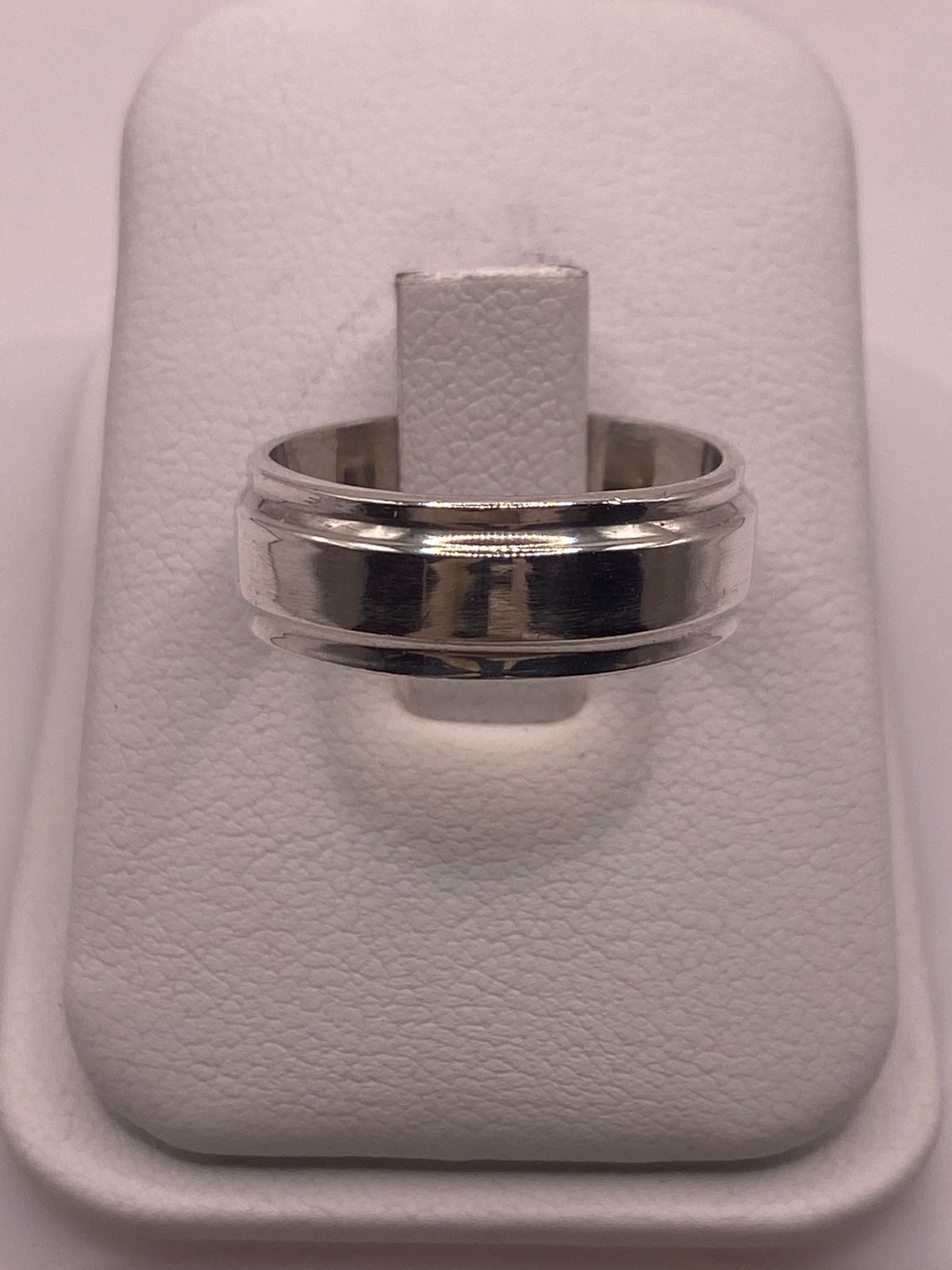 Anillo Liso de Plata 925 con Detalle Central, sello de autenticidad Plata Ley .925