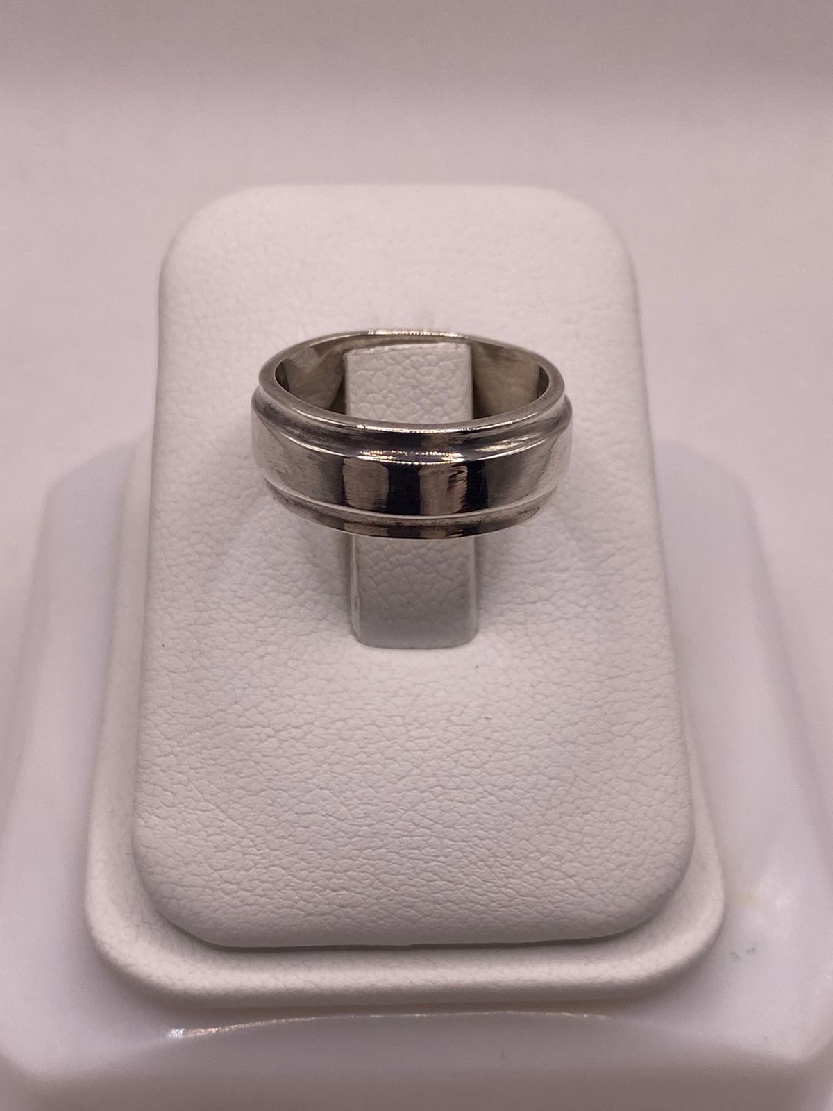 Anillo Liso de Plata 925 con Diseño Clásico y Bordes Definidos — vista lateral