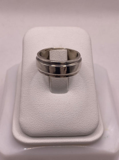 Anillo Liso de Plata 925 con Diseño Clásico y Bordes Definidos — vista lateral