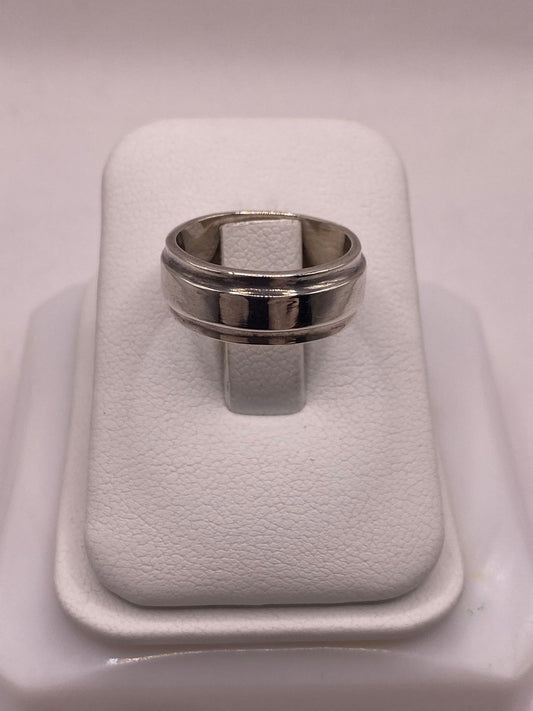 Anillo Liso de Plata 925 con Diseño Clásico y Bordes Definidos — vista lateral