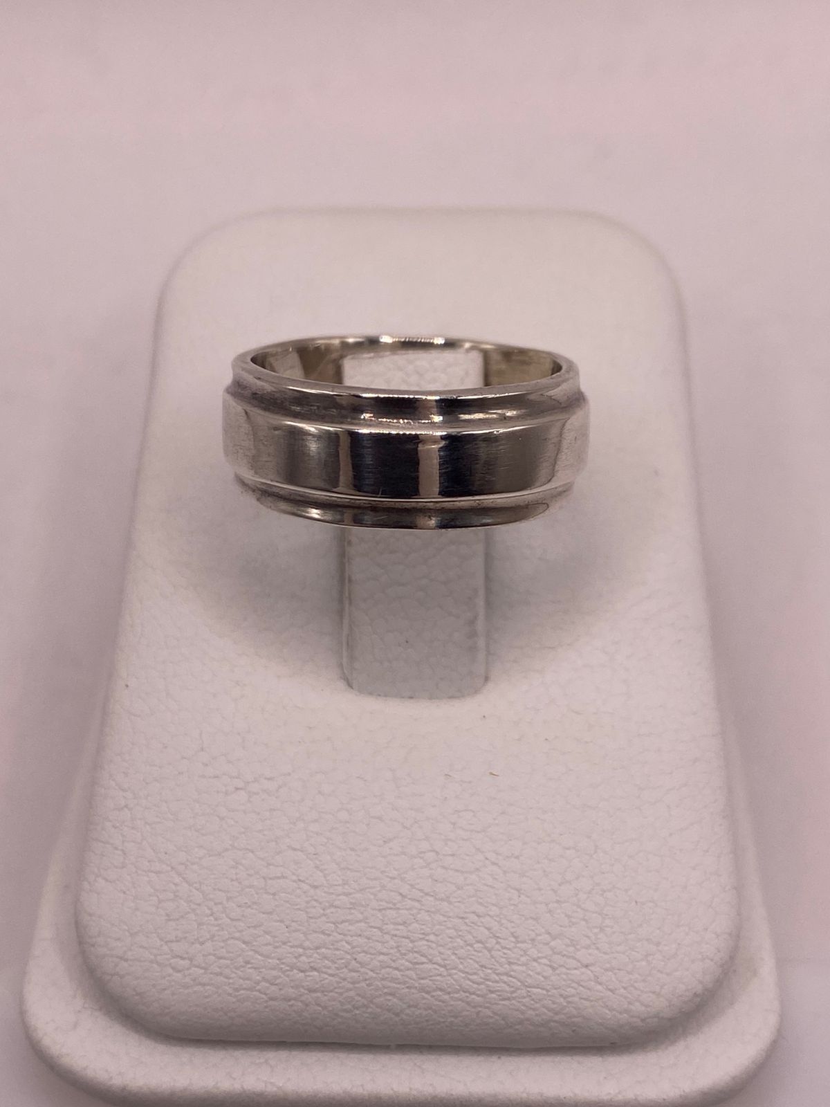 Anillo Liso de Plata 925 con Diseño Clásico y Bordes Definidos, vista frontal