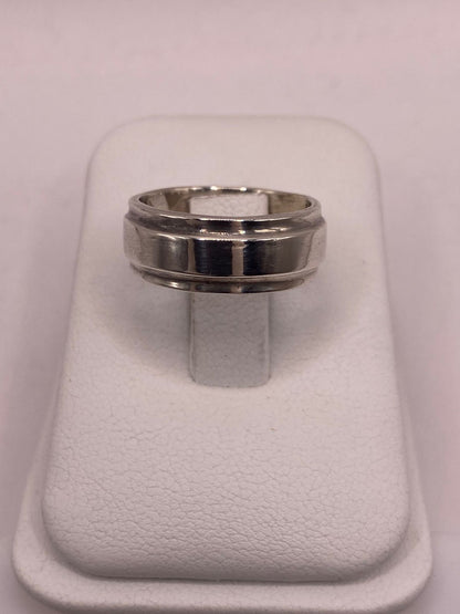 Anillo Liso de Plata 925 con Diseño Clásico y Bordes Definidos, vista frontal