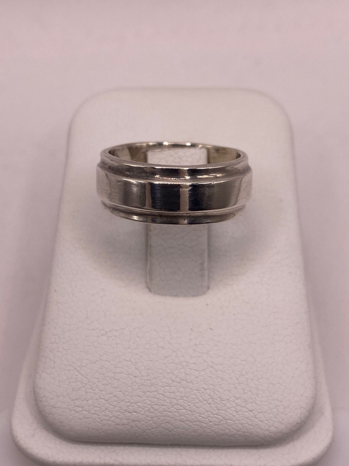 Anillo Liso de Plata 925 con Diseño Clásico y Bordes Definidos, vista lateral