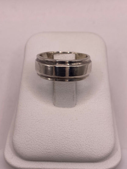 Anillo Liso de Plata 925 con Diseño Clásico y Bordes Definidos, vista lateral