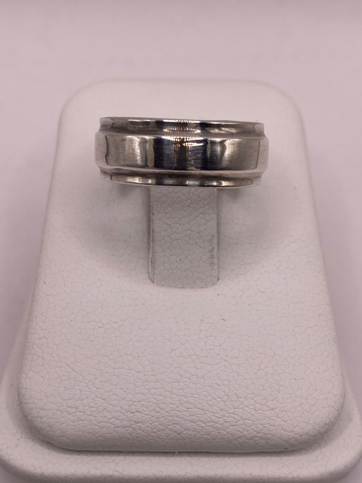 Anillo Liso de Plata 925 con Diseño Clásico y Bordes Definidos, sello de autenticidad Plata Ley .925