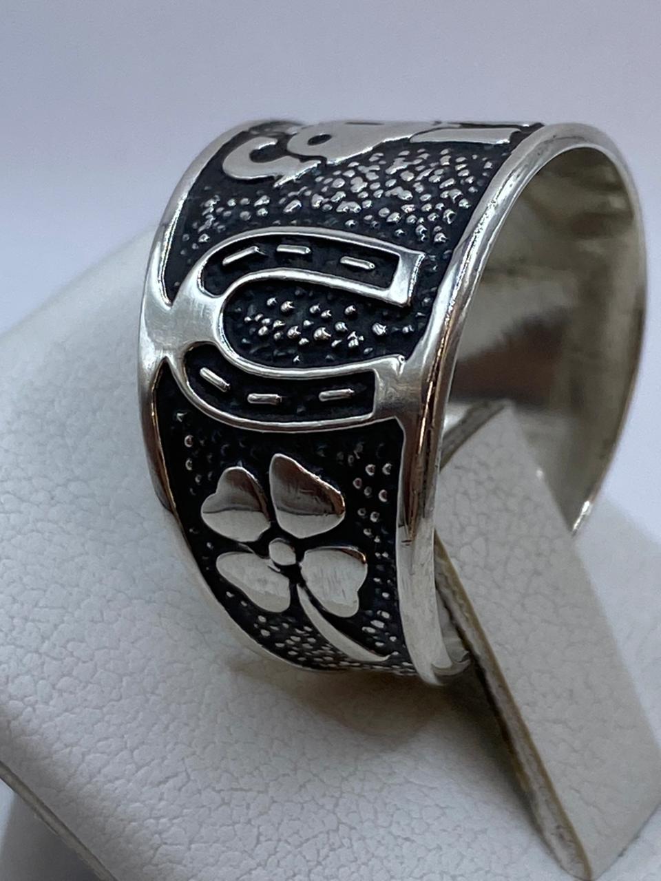 Banda ancha de plata .925 con número 7 y trébol en relieve sobre fondo oxidado negro — anillo artesanal Taxco