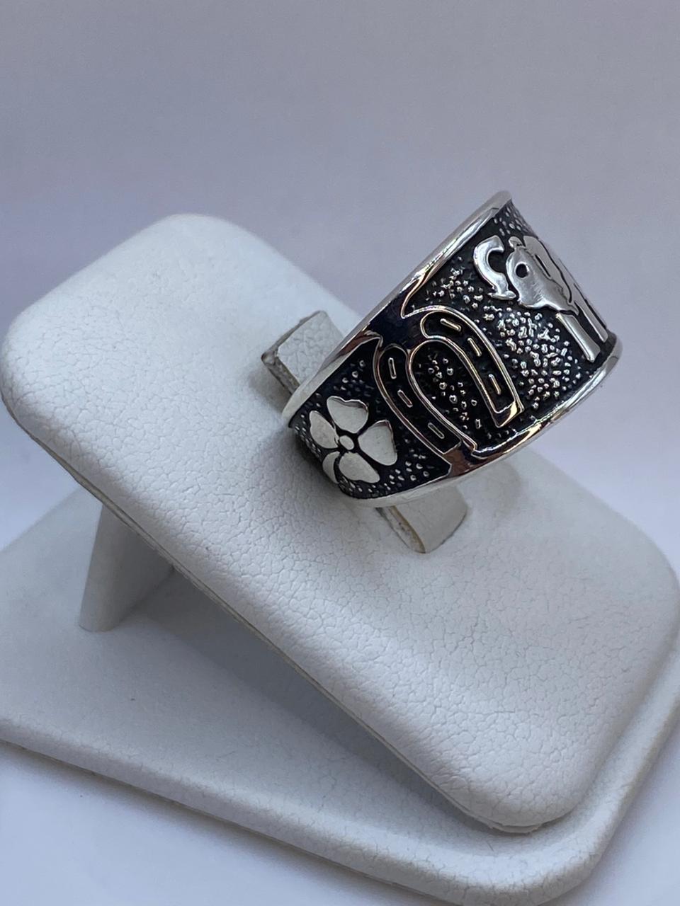 Anillo de plata .925 buena suerte con elefante, herradura y trébol puesto en la mano — artesanal Taxco, unisex
110 car.