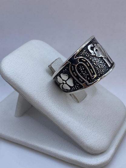 Anillo de plata .925 buena suerte con elefante, herradura y trébol puesto en la mano — artesanal Taxco, unisex
110 car.