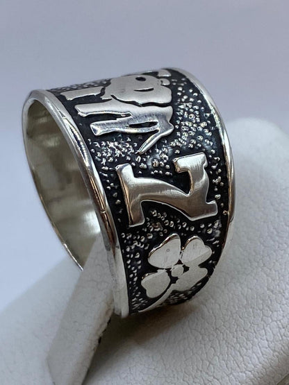 Vista frontal de anillo de plata .925 con elefante trompa alzada en relieve y fondo oxidado — símbolo buena suerte, hecho en Taxco