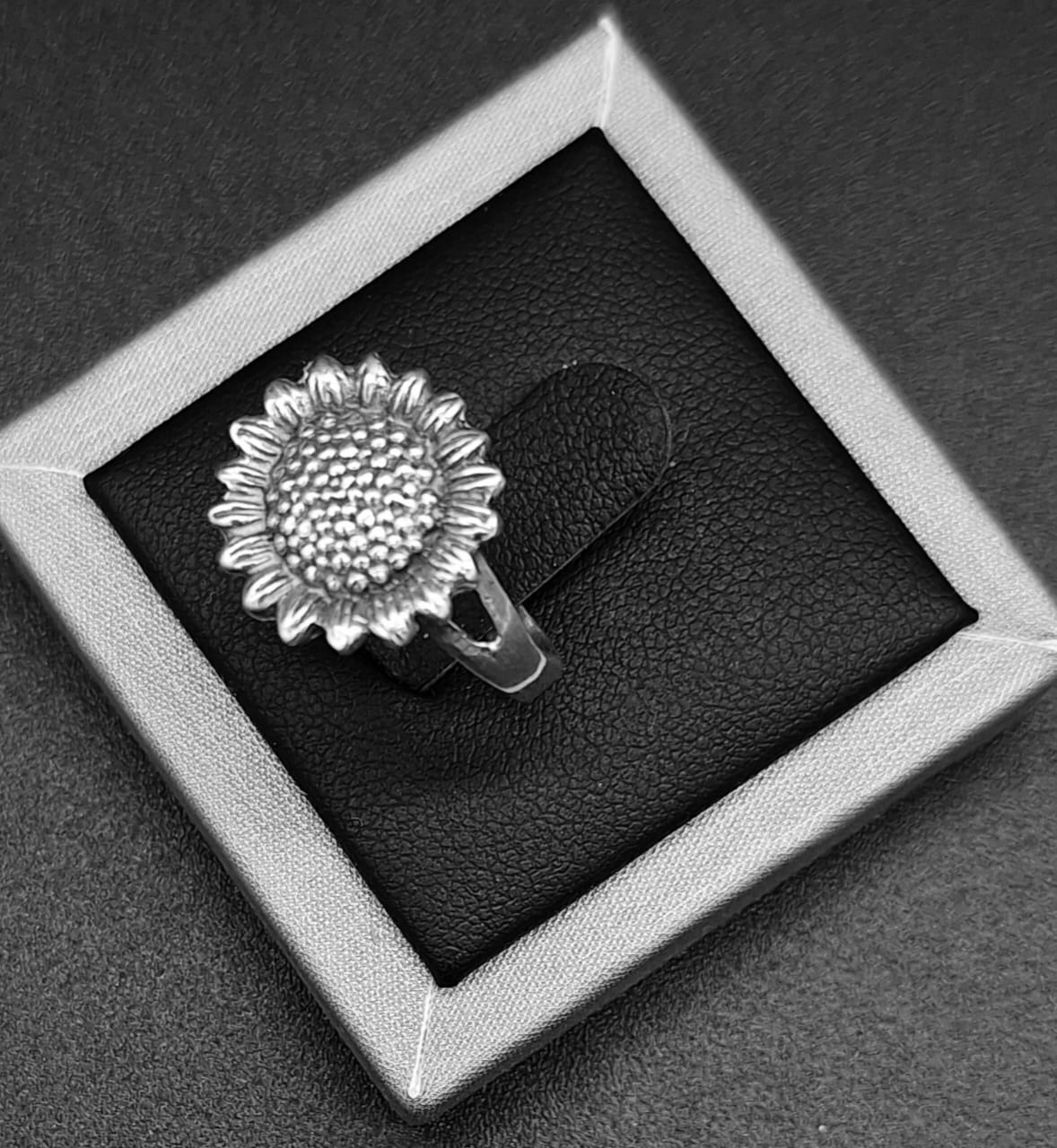 Sello de ley en el interior del anillo girasol en plata ley 925