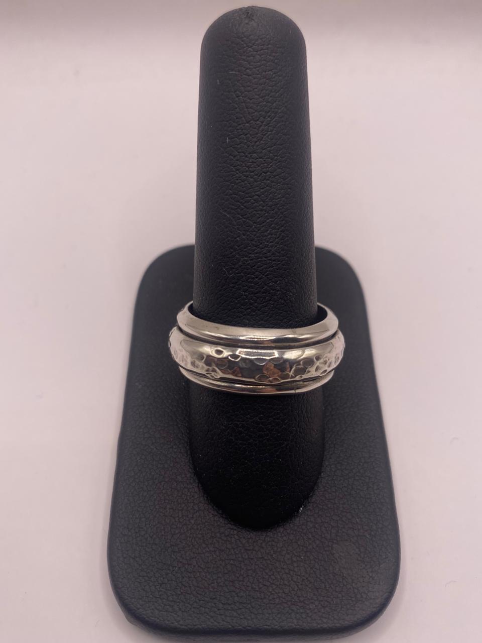 Anillo Antiestrés de Plata 925 Giratorio con Textura Martillada — Artesanal Taxco — vista lateral
