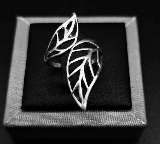 Anillo Dos Hojas en Plata Ley 925 — vista frontal