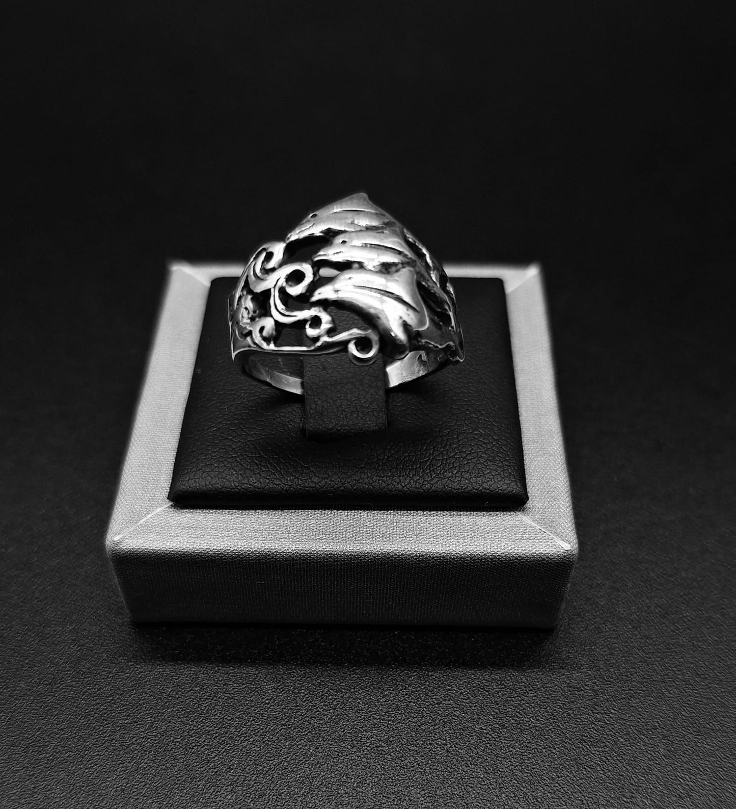 Anillo de Tres Delfines en Plata Ley 925 — vista frontal