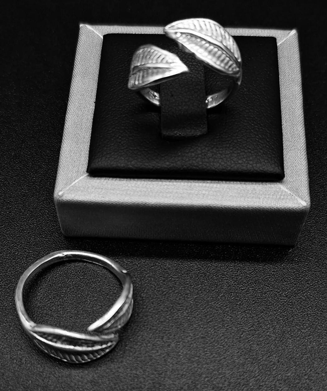 Anillo Doble Hoja Chica en Plata Ley 925 — vista frontal