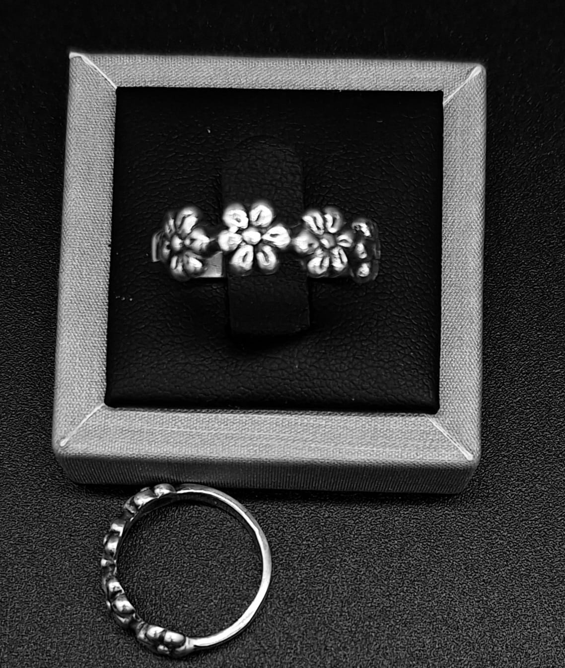 Sello de ley en el interior del anillo flores en plata ley 925