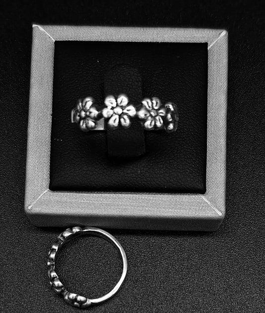 Sello de ley en el interior del anillo flores en plata ley 925