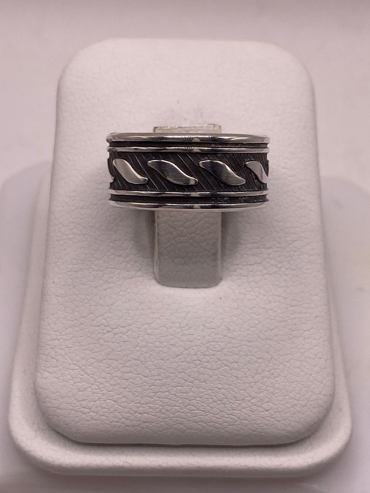 Anillo de Plata 925 Banda Grabada Ondulada — Artesanal Taxco, vista de detalle