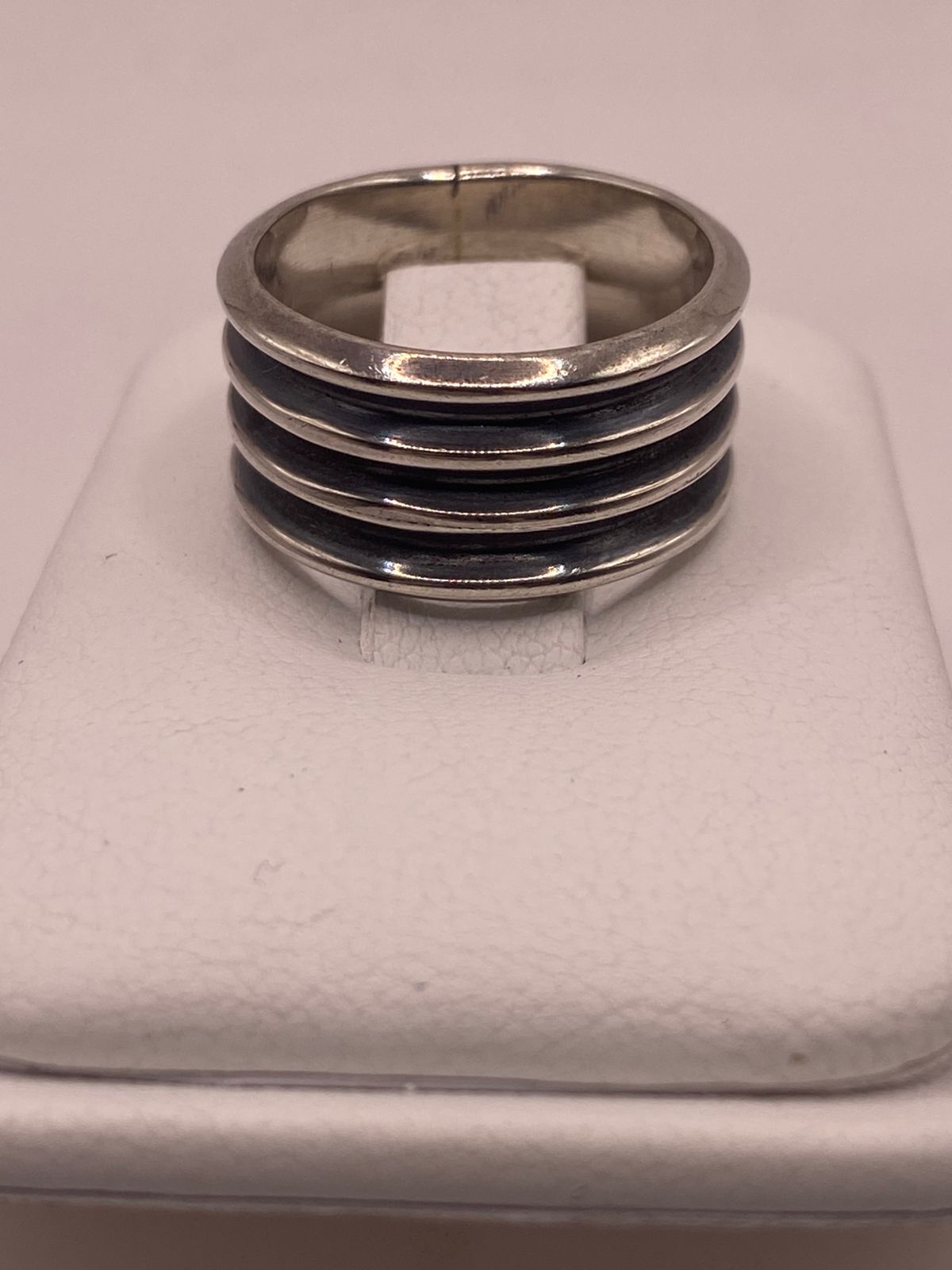 Anillo de Banda Ancha de Plata 925 con Diseño Acanalado y Acabado Oxidado, vista frontal