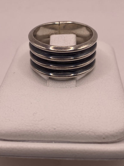 Anillo de Banda Ancha de Plata 925 con Diseño Acanalado y Acabado Oxidado, vista frontal