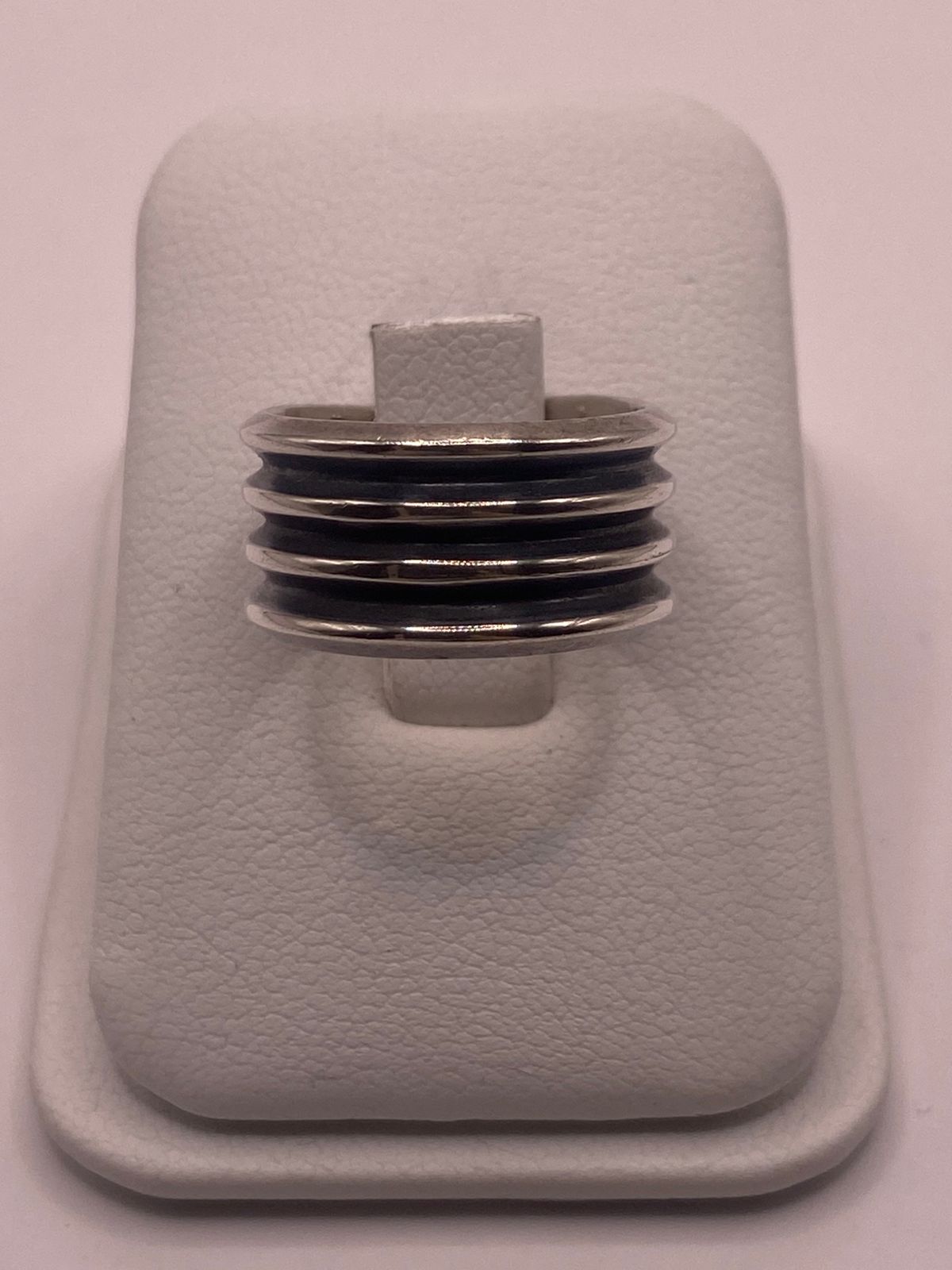 Anillo de Banda Ancha de Plata 925 con Diseño Acanalado y Acabado Oxidado — detalle de piedra