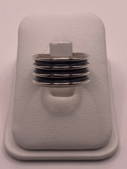 Anillo de Banda Ancha de Plata 925 con Diseño Acanalado y Acabado Oxidado — detalle de piedra