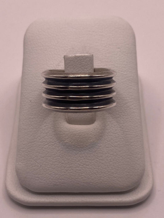 Anillo de Banda Ancha de Plata 925 con Diseño Acanalado y Acabado Oxidado — detalle de piedra
