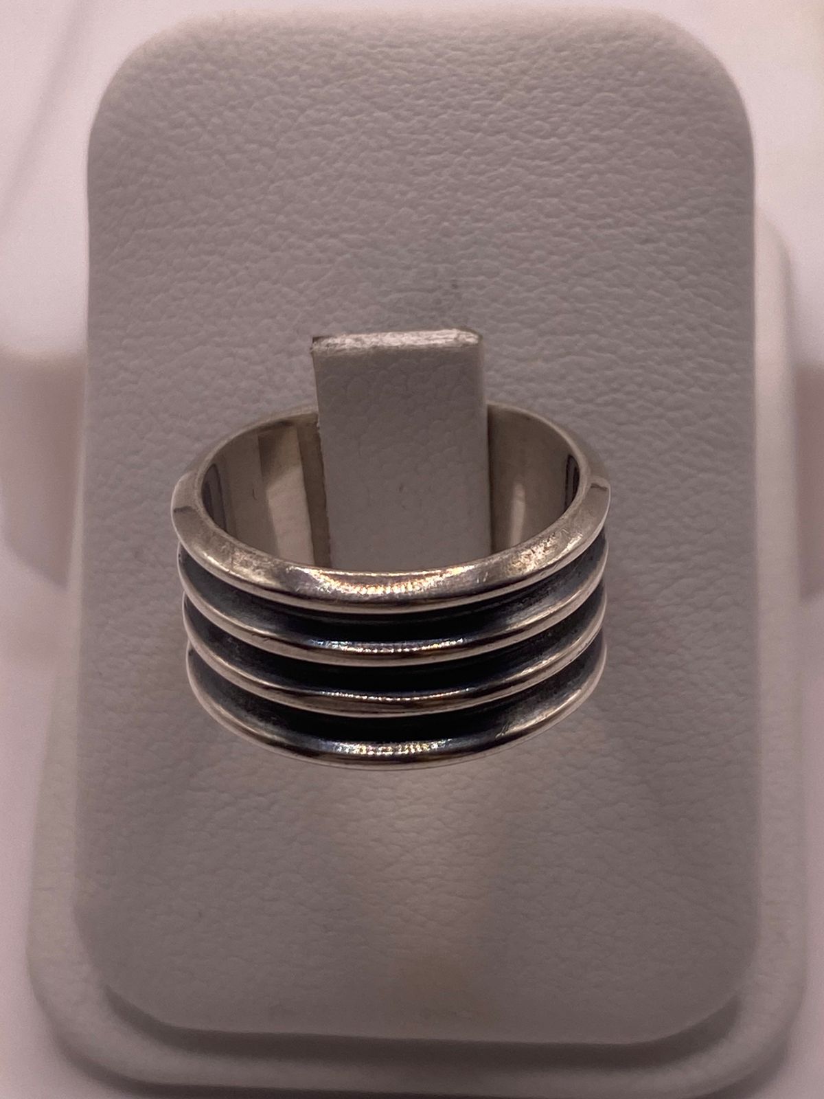 Anillo de Banda Ancha de Plata 925 con Diseño Acanalado y Acabado Oxidado, sello de autenticidad Plata Ley .925