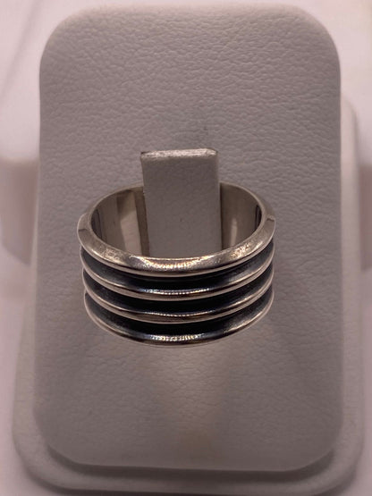 Anillo de Banda Ancha de Plata 925 con Diseño Acanalado y Acabado Oxidado, sello de autenticidad Plata Ley .925