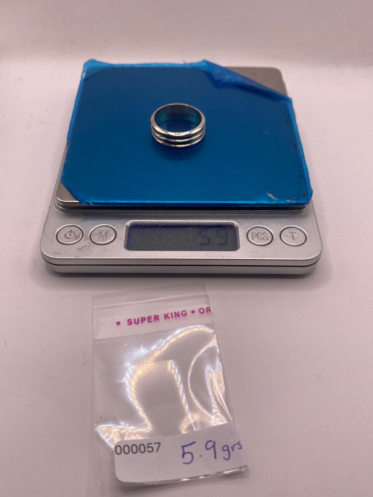 Anillo de Banda Ancha de Plata 925 con Diseño Acanalado y Acabado Oxidado, peso en gramos (báscula)