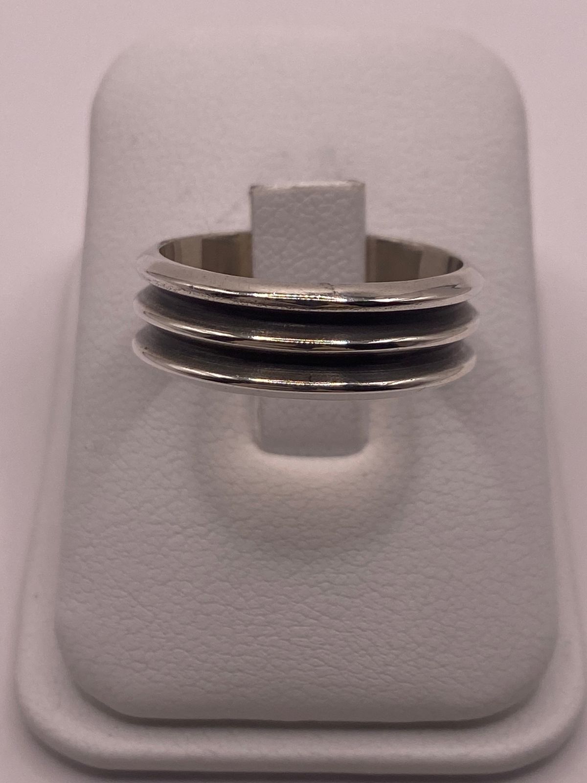 Anillo de Banda Ancha de Plata 925 con Diseño Acanalado y Acabado Oxidado, vista frontal