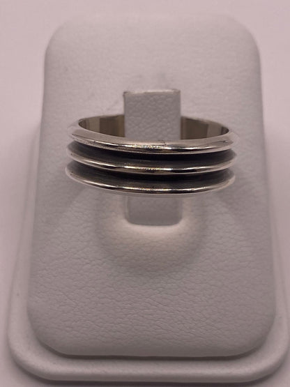 Anillo de Banda Ancha de Plata 925 con Diseño Acanalado y Acabado Oxidado, vista frontal