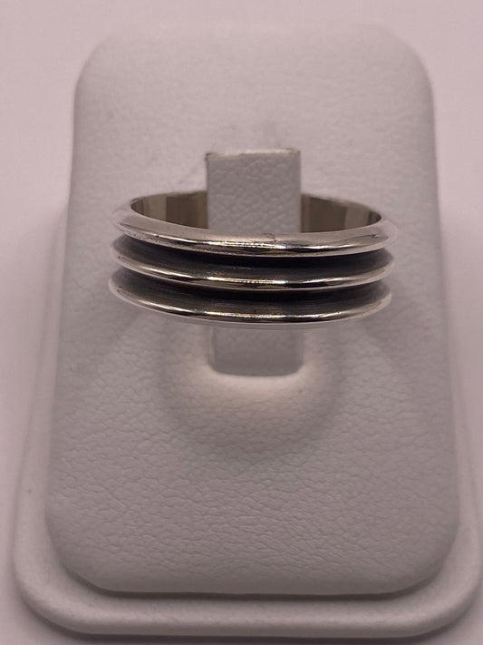 Anillo de Banda Ancha de Plata 925 con Diseño Acanalado y Acabado Oxidado, vista frontal