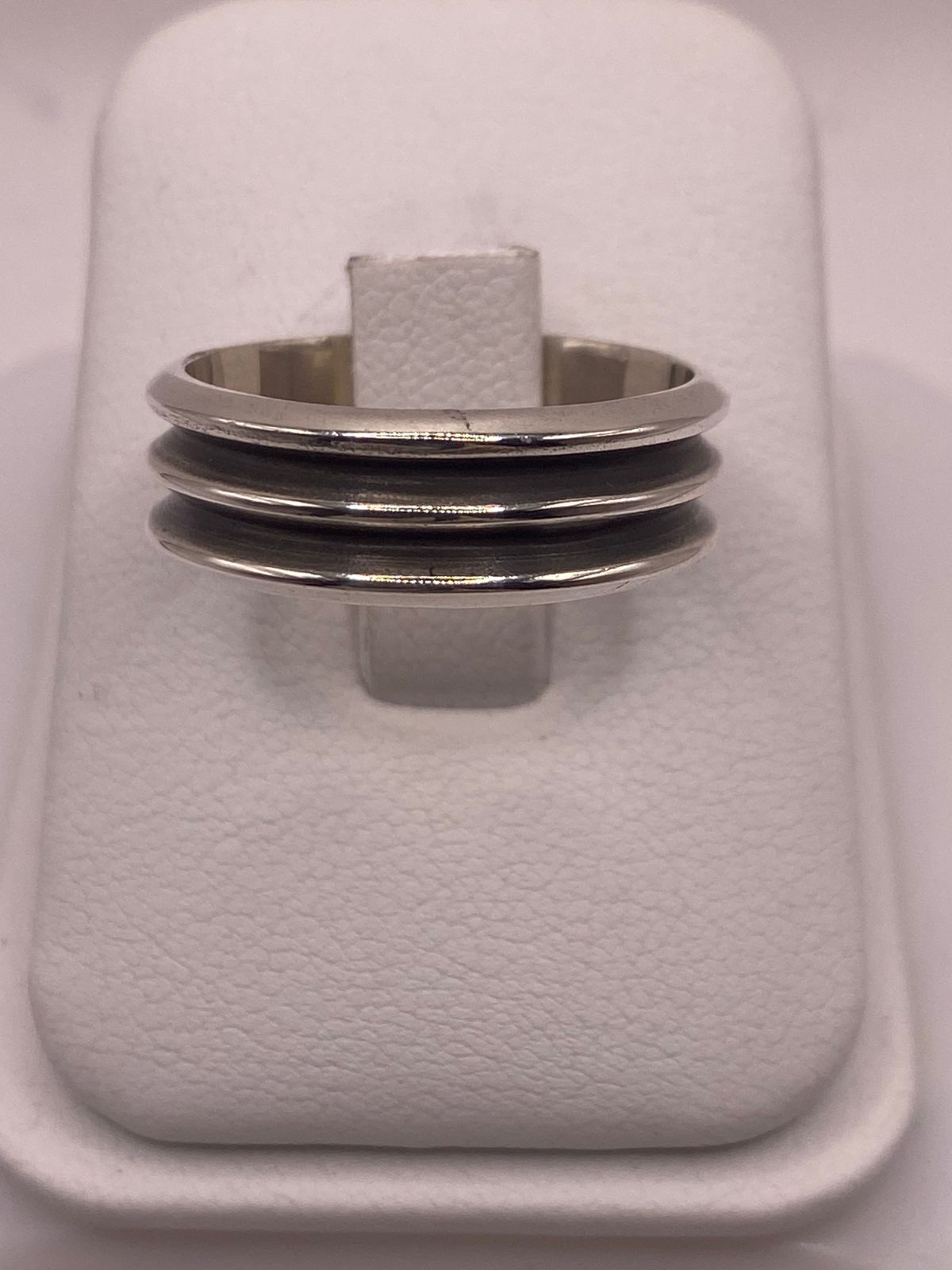 Anillo de Banda Ancha de Plata 925 con Diseño Acanalado y Acabado Oxidado, vista lateral