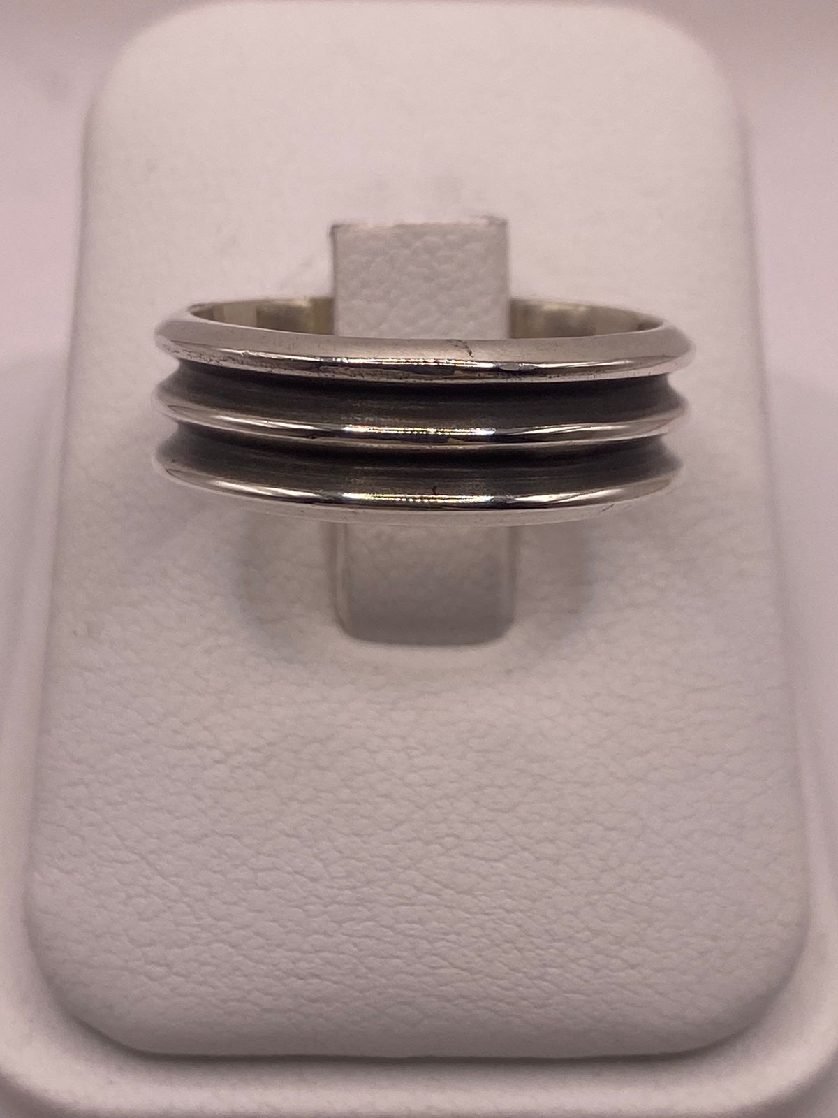 Anillo de Banda Ancha de Plata 925 con Diseño Acanalado y Acabado Oxidado, sello de autenticidad Plata Ley .925