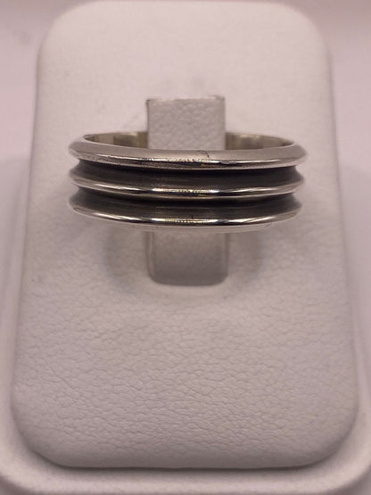 Anillo de Banda Ancha de Plata 925 con Diseño Acanalado y Acabado Oxidado, sello de autenticidad Plata Ley .925