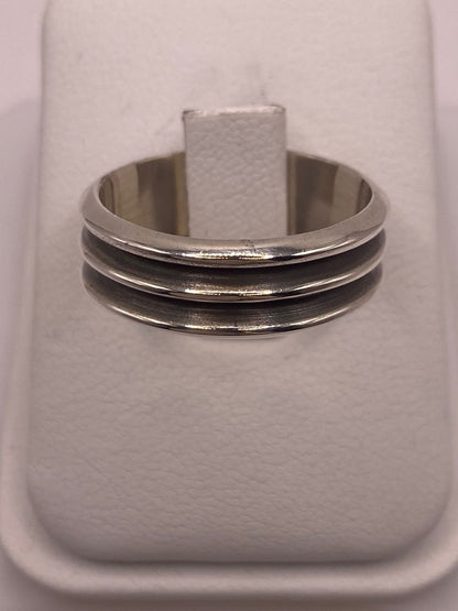 Anillo de Banda Ancha de Plata 925 con Diseño Acanalado y Acabado Oxidado — vista lateral