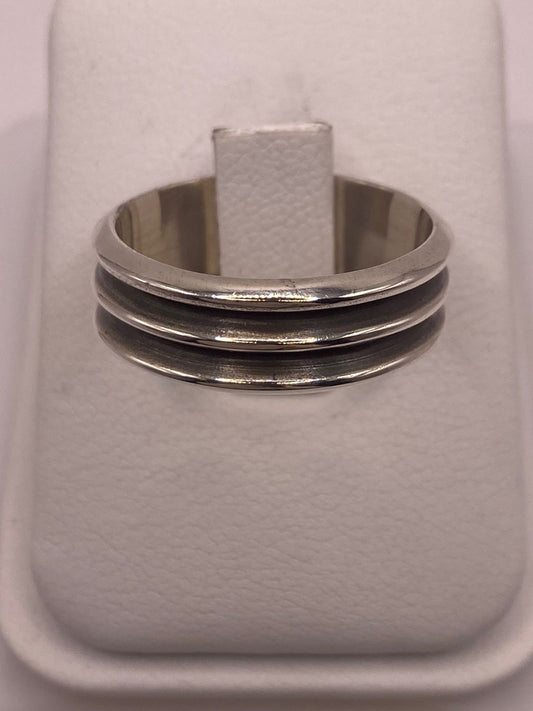 Anillo de Banda Ancha de Plata 925 con Diseño Acanalado y Acabado Oxidado — vista lateral