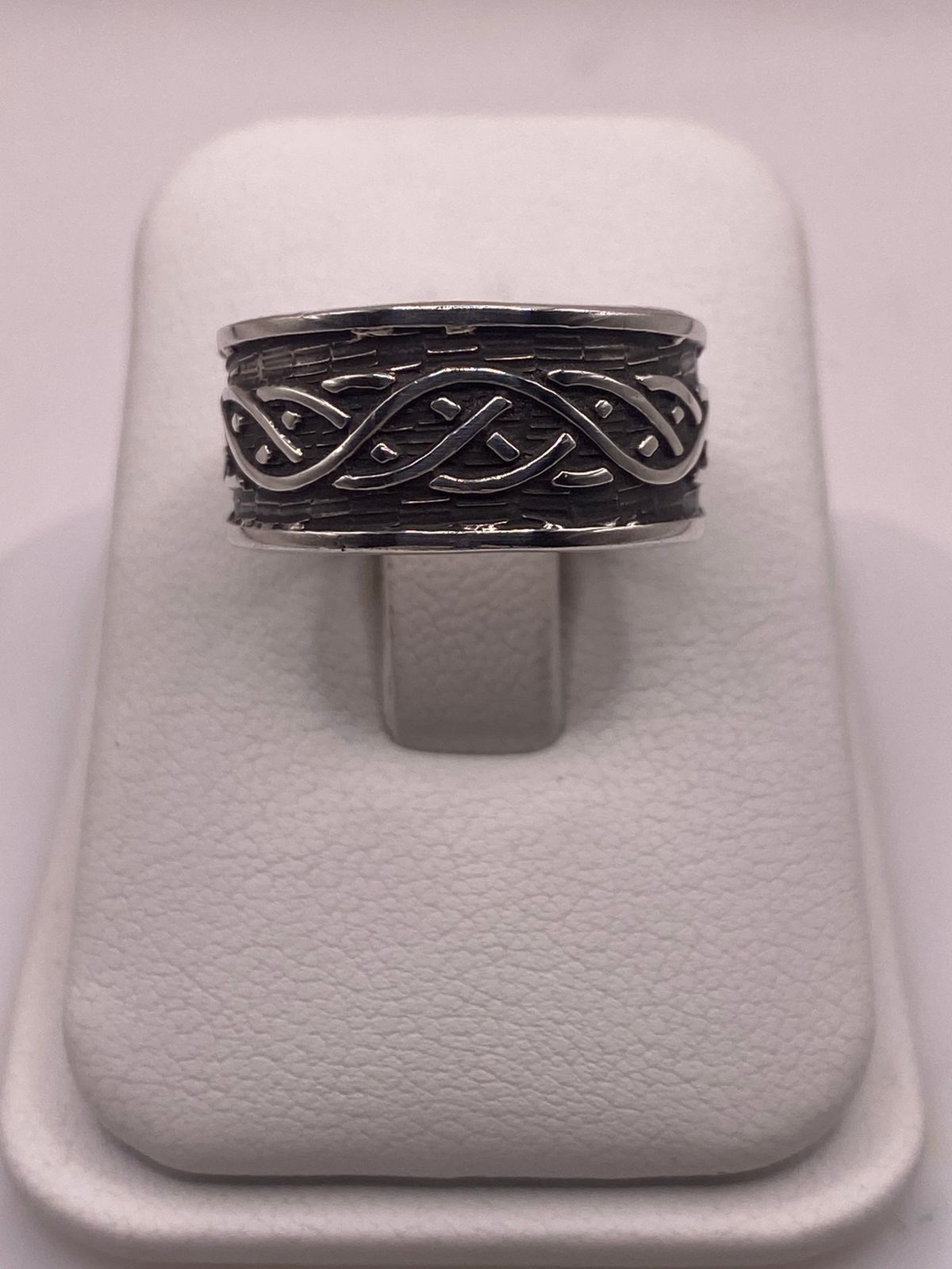 Anillo de Banda con Nudo Celta en Plata 925 — vista lateral