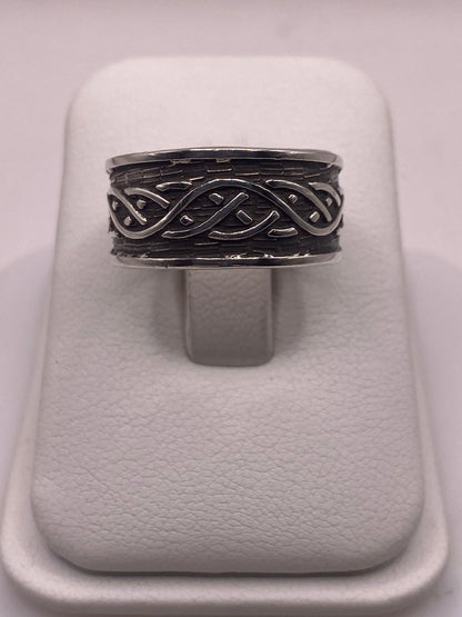 Anillo de Banda con Nudo Celta en Plata 925 — vista lateral