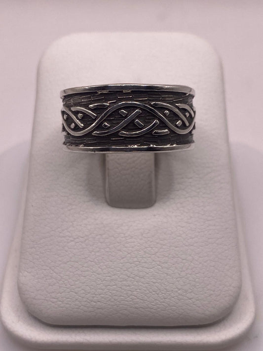 Anillo de Banda con Nudo Celta en Plata 925 — vista lateral