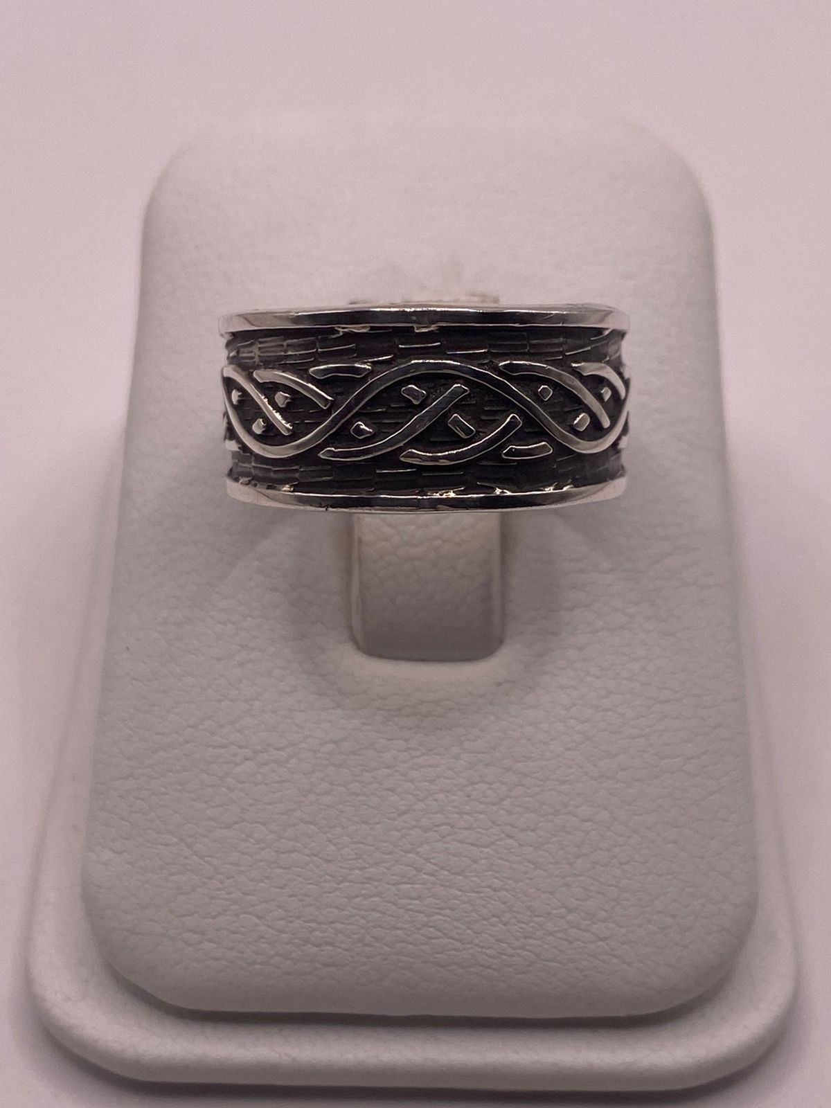 Anillo de Banda con Nudo Celta en Plata 925, vista frontal