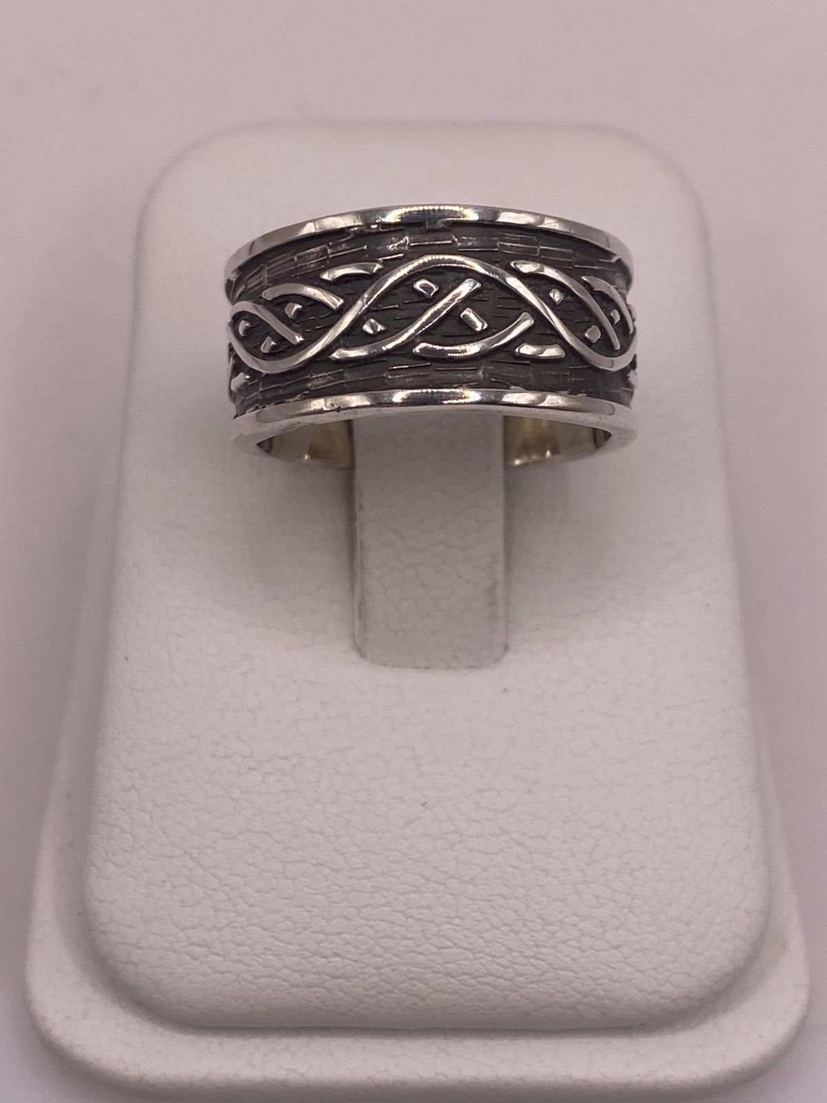 Anillo de Banda con Nudo Celta en Plata 925, vista lateral