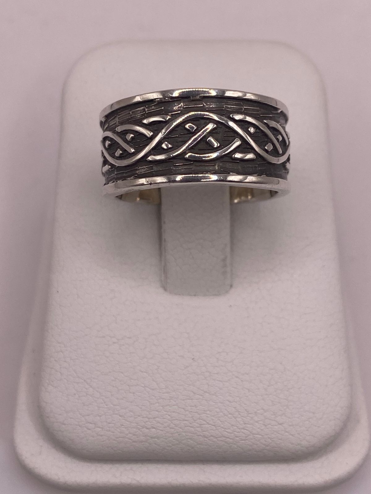 Anillo de Banda con Nudo Celta en Plata 925, sello de autenticidad Plata Ley .925