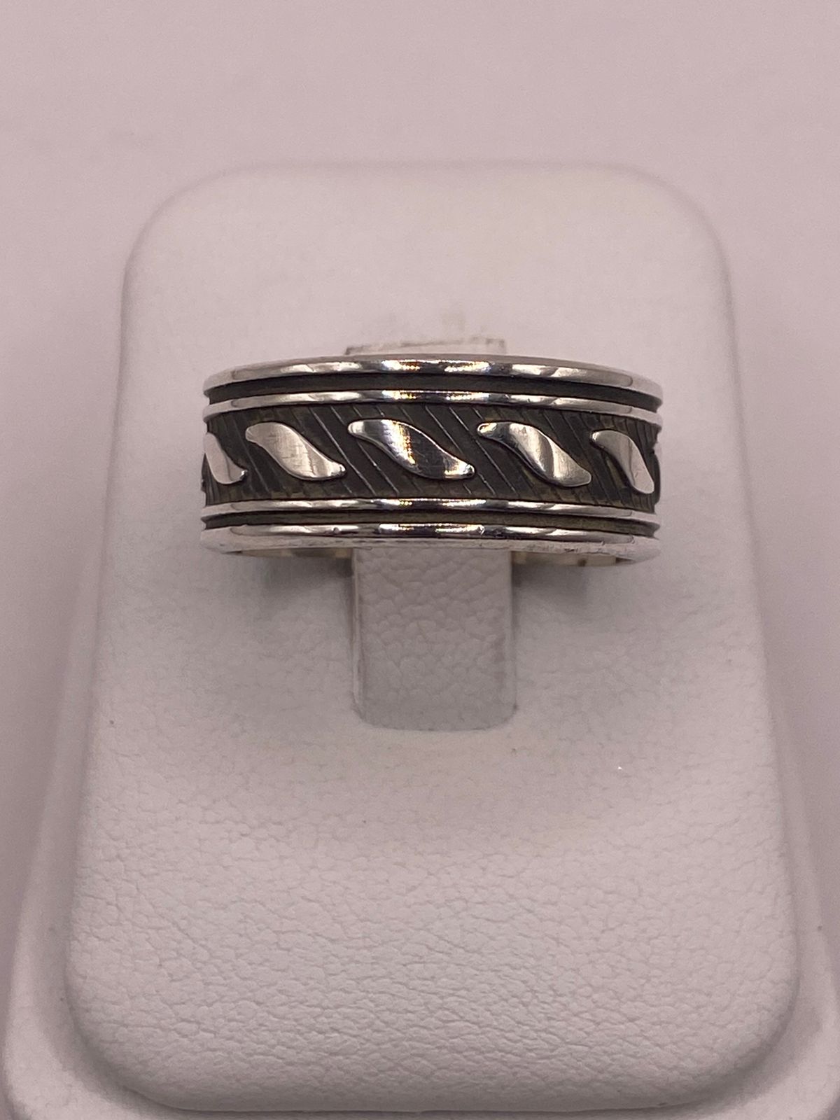 Anillo de Banda de Plata 925 Esterlina con Motivo Trenzado Grabado — vista lateral