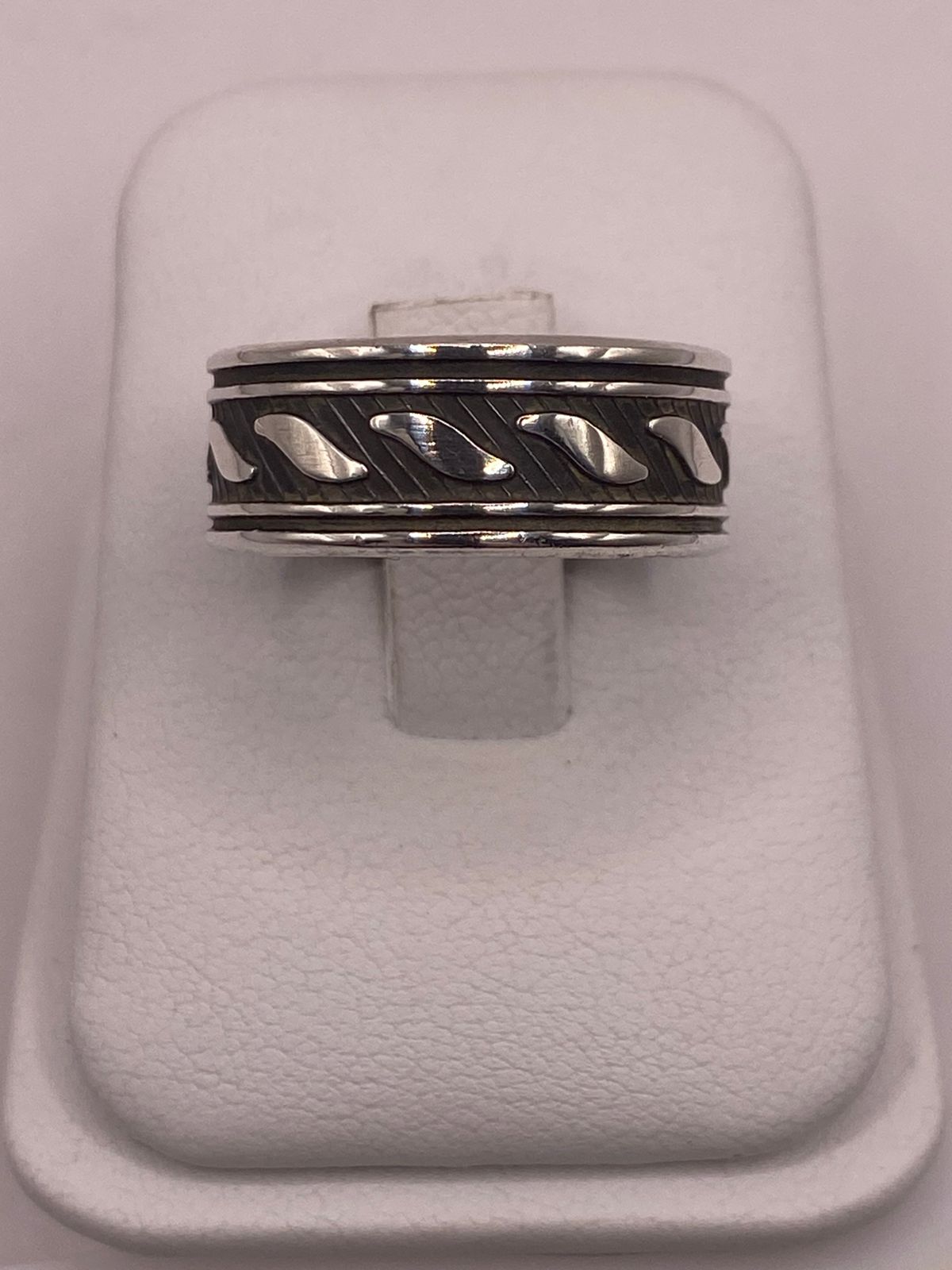 Anillo de Banda de Plata 925 Esterlina con Motivo Trenzado Grabado, vista frontal