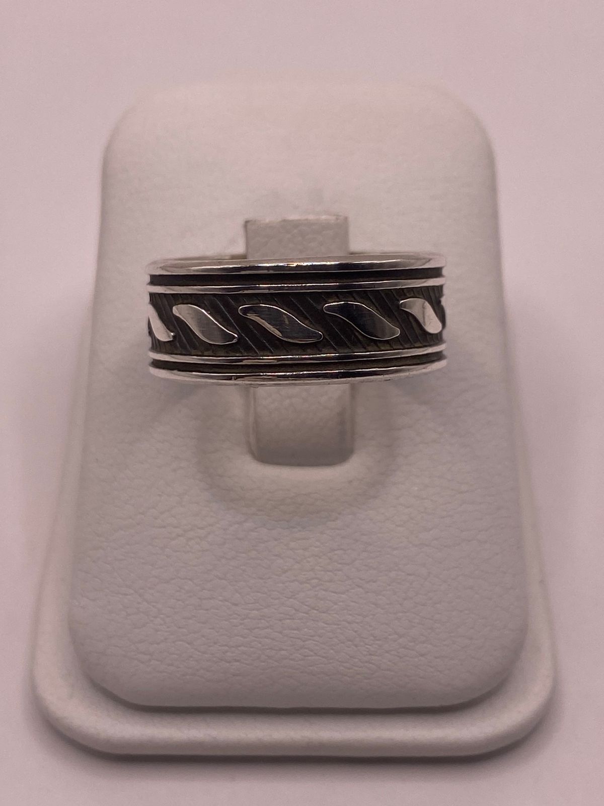 Anillo de Banda de Plata 925 Esterlina con Motivo Trenzado Grabado, sello de autenticidad Plata Ley .925