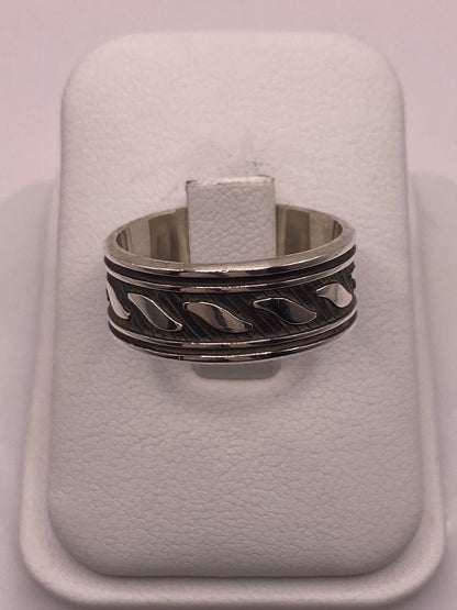 Anillo de Banda de Plata 925 Esterlina con Motivo Trenzado Grabado, vista lateral