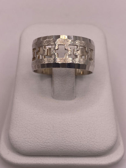 Anillo de Banda de Plata 925 Esterlina con Motivo de Cruces Caladas — vista lateral